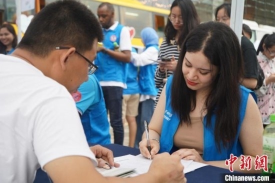 6月13日，在第20個(gè)世界獻(xiàn)血者日前夕，20名在贛留學(xué)生組團(tuán)前往血站獻(xiàn)血。吳迪 攝
