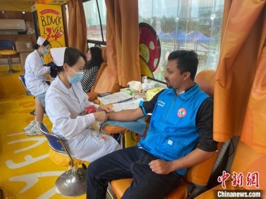 6月13日，在第20個(gè)世界獻(xiàn)血者日前夕，20名在贛留學(xué)生組團(tuán)前往血站獻(xiàn)血。吳迪 攝