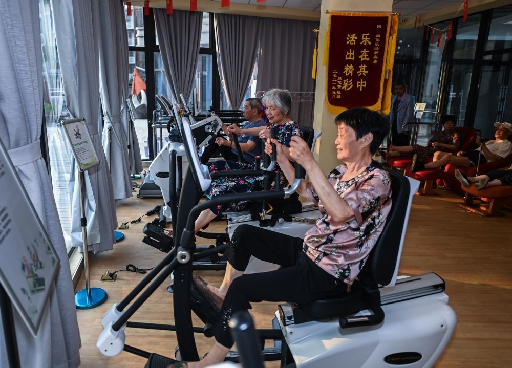 在浙江嘉興市南湖區(qū)新嘉街道電子社區(qū)鄰里中心的長者運動健康之家內(nèi)，老人們在進行器械鍛煉（2023年6月14日攝）。新華社記者 徐昱 攝