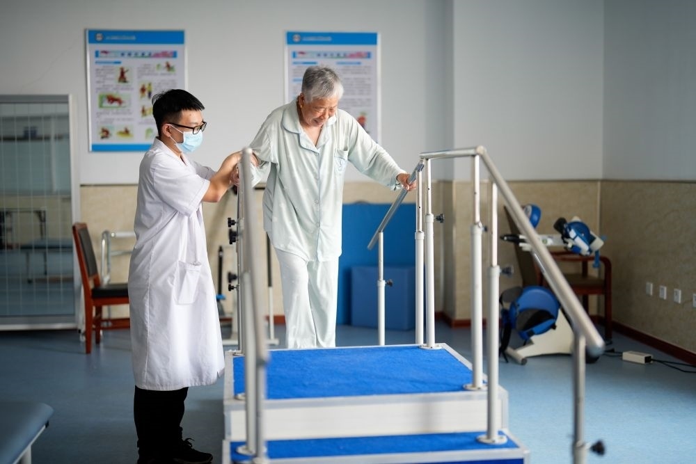 河北省灤南縣一家養(yǎng)老機構(gòu)的工作人員在指導(dǎo)老人進行康復(fù)訓(xùn)練（2023年5月19日攝）。新華社記者 牟宇 攝