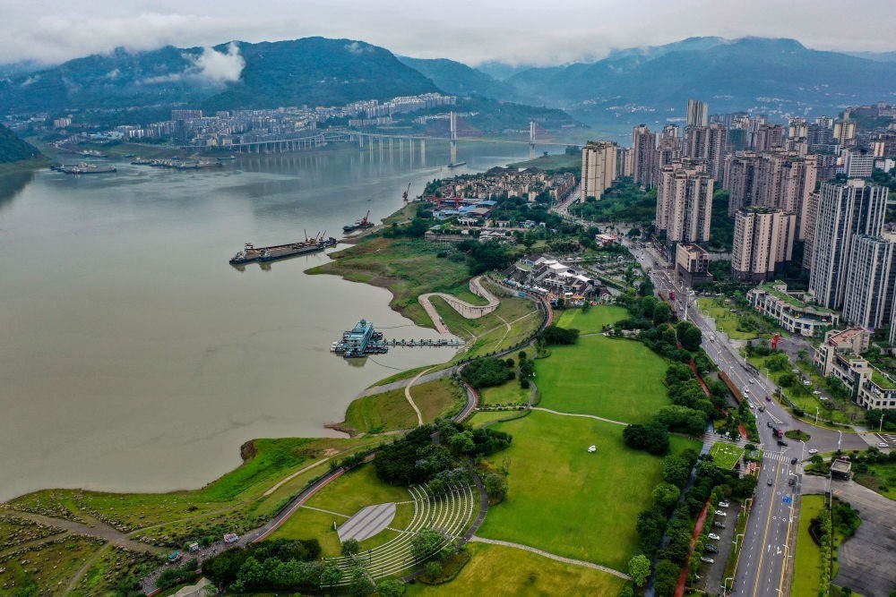 這是2023年6月7日拍攝的位于重慶市云陽縣的云陽城區(qū)環(huán)湖綠道（無人機照片）。當(dāng)?shù)貙⑸鷳B(tài)治理與生態(tài)修復(fù)結(jié)合起來，兼顧城市旅游和運動休閑等功能需要，打造環(huán)縣城兩江四岸33公里綠道。新華社記者 唐奕 攝
