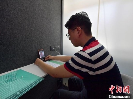 學(xué)生通過“云面試空間”進(jìn)行求職面試。劉棟 攝