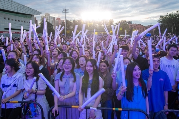 場(chǎng)下觀眾十分熱情。人民網(wǎng)記者 翁奇羽攝