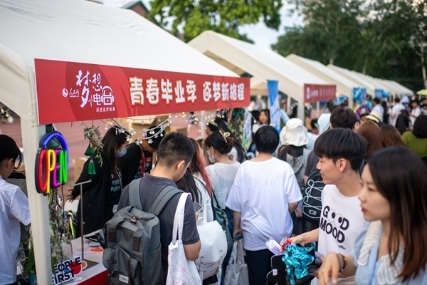 市集現(xiàn)場(chǎng)。人民網(wǎng)記者 翁奇羽攝