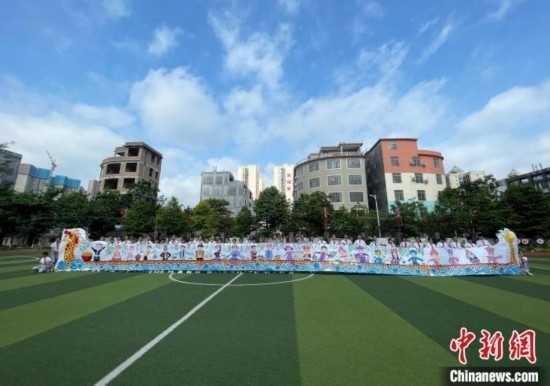 圖為學生們展示剛完成的長卷。 興業(yè)縣融媒體中心供圖