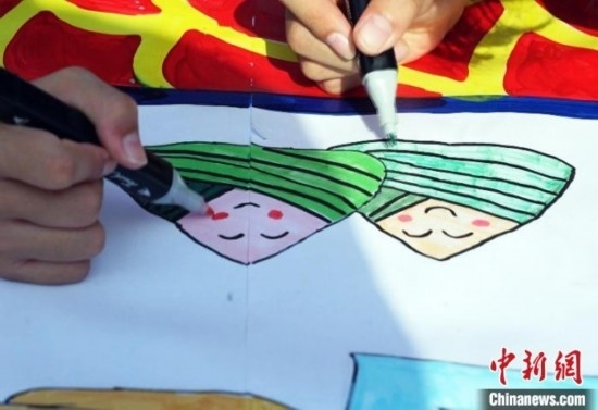 圖為長卷繪畫現(xiàn)場。 興業(yè)縣融媒體中心供圖