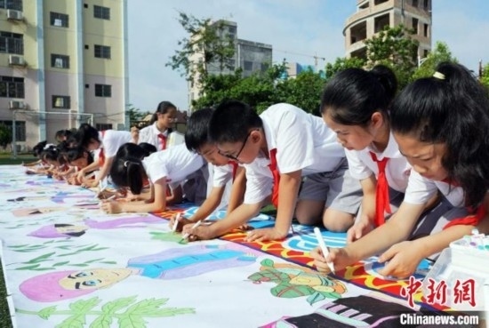 圖為學生們用手中畫筆在進行創(chuàng)作。 興業(yè)縣融媒體中心供圖
