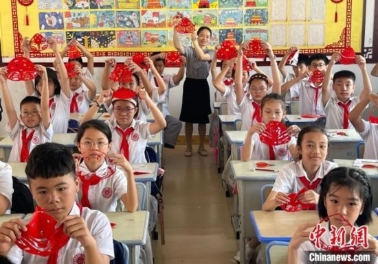 圖為學生們展示剪紙作品。 興業(yè)縣融媒體中心供圖