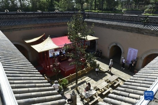 6月23日，游人在三門峽市陜州地坑院景區(qū)內(nèi)游覽。