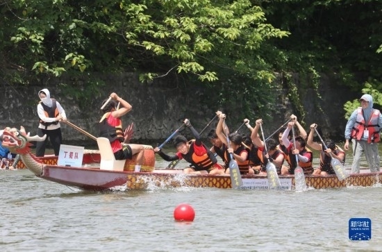 6月23日，在江蘇省宜興市舉行的龍舟競渡賽中，參賽選手們奮力拼搏。