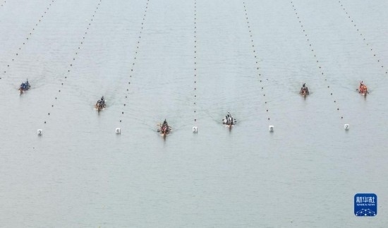 6月23日，在江蘇省泰州市水上運(yùn)動(dòng)訓(xùn)練基地，人們參加龍舟比賽（無人機(jī)照片）。