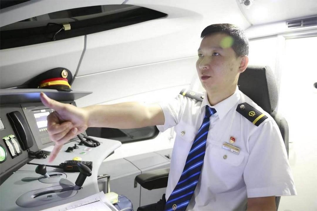 陳承儀駕駛動車組列車執(zhí)行標準作業(yè)。陳巍攝