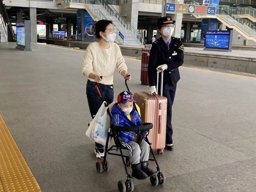 鄭海珠在站臺上引導旅客乘車。南昌鐵路供圖