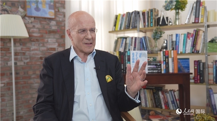 西蒙·溫切斯特接受人民網(wǎng)采訪。人民網(wǎng)記者 劉寧攝