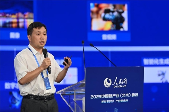 人民中科研究院院長(zhǎng)、首席科學(xué)家李兵發(fā)表主旨演講。人民網(wǎng)記者 于凱攝