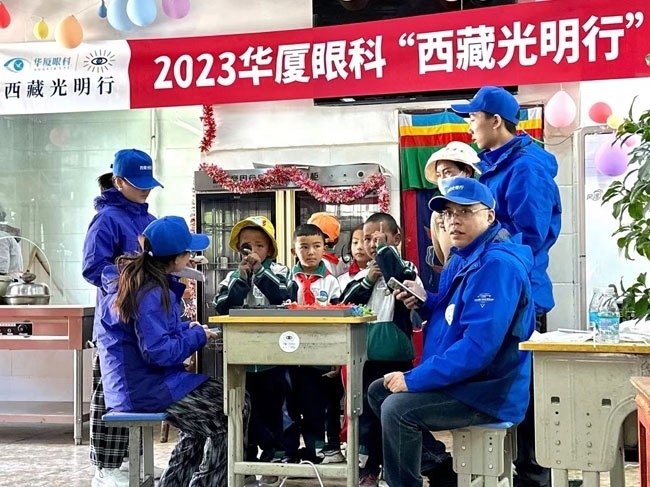 華廈眼科醫(yī)務(wù)人員對(duì)當(dāng)?shù)厣倌陜和M(jìn)行近視、弱視、斜視篩查。人民網(wǎng)記者 李棟攝