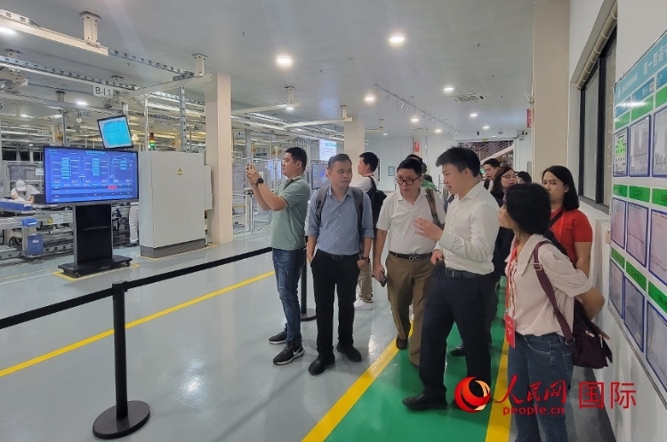 廣汽埃安工作人員向外媒記者進(jìn)行介紹。人民網(wǎng) 寧玉瑛攝