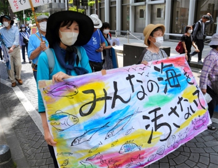 2023年6月20日，日本民眾在福島縣政府周圍舉行抗議活動(dòng)，強(qiáng)烈反對(duì)核污水排海計(jì)劃，呼吁保護(hù)漁業(yè)資源。圖片來(lái)源：《朝日新聞》