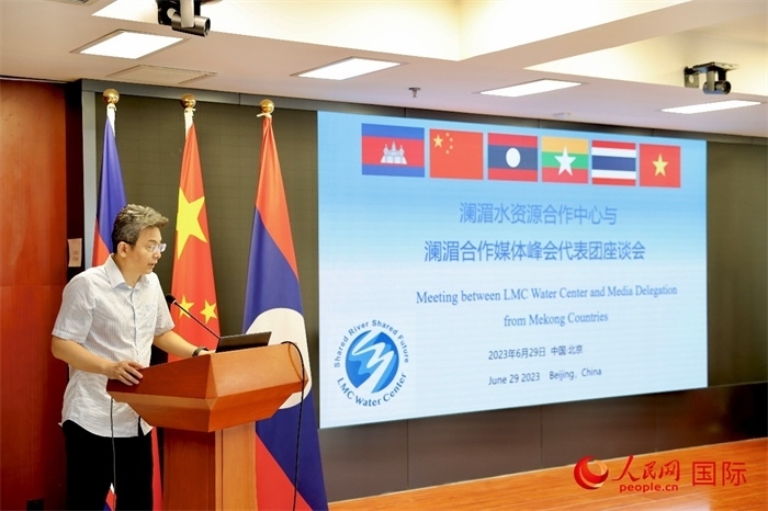 由瀾湄六國(guó)有關(guān)部門及主流媒體等組成的采訪團(tuán)與中方代表在瀾湄水資源合作中心舉行座談會(huì)。水利部國(guó)際合作與科技司副司長(zhǎng)、一級(jí)巡視員、瀾湄水資源合作聯(lián)合工作組中方組長(zhǎng)李戈發(fā)表講話。（人民網(wǎng) 李世奇攝）