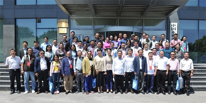 由瀾湄六國(guó)有關(guān)部門及主流媒體等組成的采訪團(tuán)與中方代表在瀾湄水資源合作中心門口合影。（瀾湄水資源合作中心供圖）