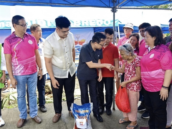 中國駐菲律賓大使館向部分馬榮火山受災(zāi)家庭分發(fā)賑災(zāi)物資。中國駐菲律賓大使館供圖