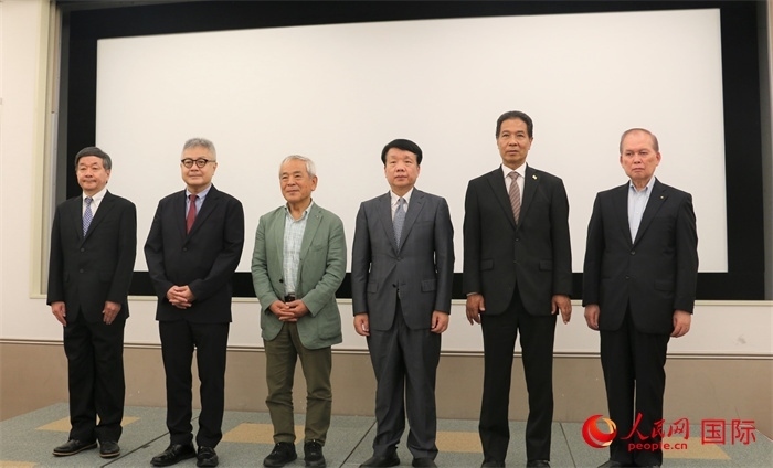 主辦方與嘉賓合影。（人民網(wǎng) 許可攝）