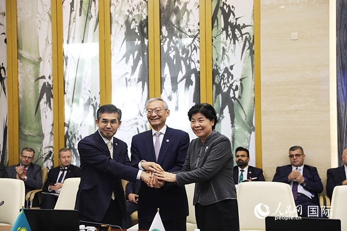 上合組織秘書處、哈駐華使館、上合組織睦鄰友好合作委員會簽署《聯(lián)合行動計劃》。人民網(wǎng) 俄布拉依攝