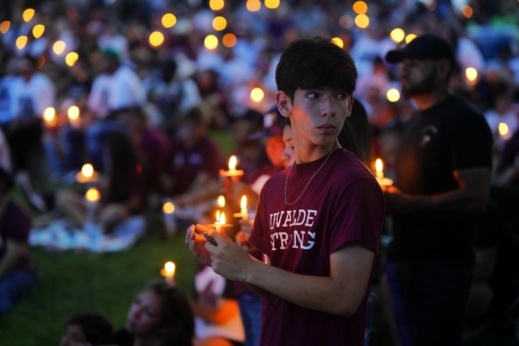 5月24日，在美國得克薩斯州小城尤瓦爾迪，人們參加守夜儀式悼念校園槍擊遇害者。當(dāng)日是美國尤瓦爾迪大規(guī)模校園槍擊事件一周年。新華社記者吳曉凌攝