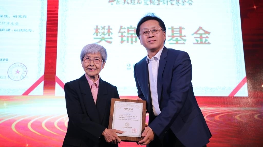 國(guó)家文物局黨組成員、副局長(zhǎng)解冰（右）為樊錦詩(shī)（左）頒發(fā)捐贈(zèng)證書。新華社記者張睿 攝