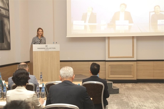 波蘭國(guó)家商會(huì)副主席卡羅麗娜致辭。