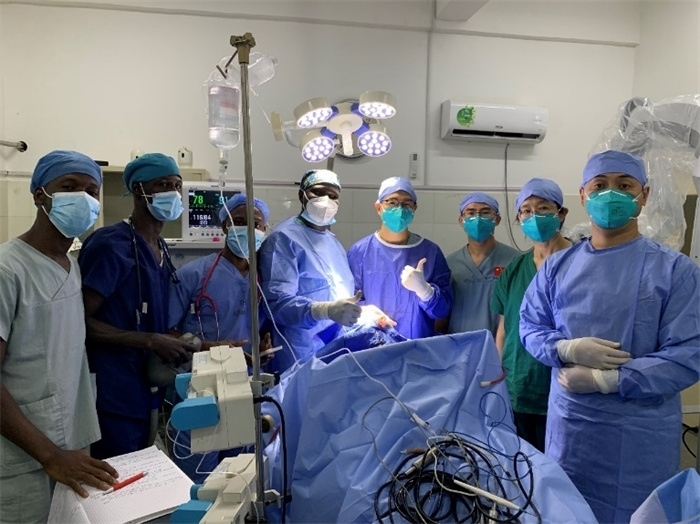 腦膿腫手術(shù)成功，全體參與手術(shù)的醫(yī)務(wù)工作者合影留念。中國第二十九批援幾內(nèi)亞醫(yī)療隊供圖