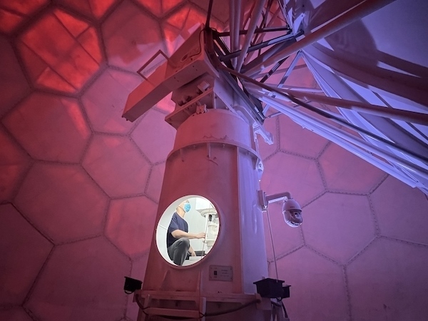 寧德國(guó)家天氣雷達(dá)站工作人員正在清洗雷達(dá)滑環(huán)。人民網(wǎng)高清揚(yáng)攝