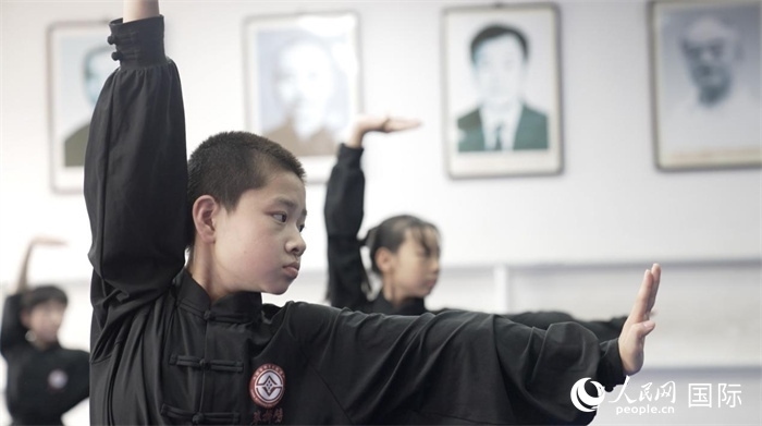 正在練習(xí)劈掛拳的武術(shù)學(xué)童。人民網(wǎng)記者 袁蒙攝