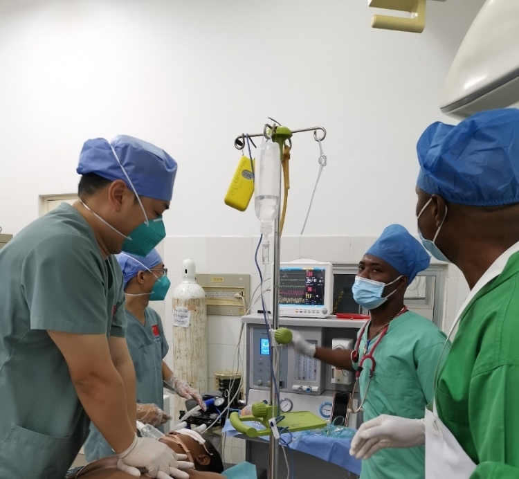 麻醉科李學(xué)斌醫(yī)生和手術(shù)室護(hù)士趙鈺進(jìn)行復(fù)蘇搶救。中國第二十九批援幾內(nèi)亞醫(yī)療隊供圖