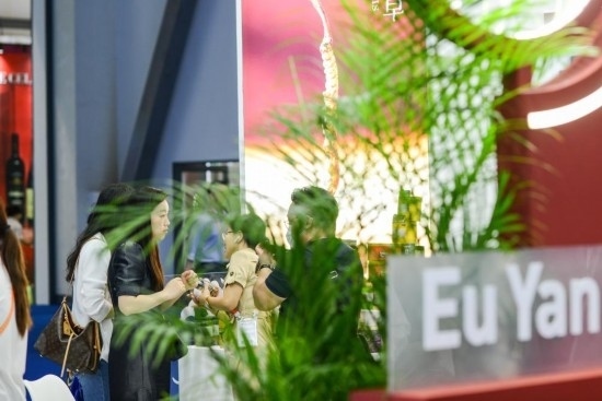 RCEP成員國(guó)企業(yè)亮相第三屆消博會(huì)。2023年4月12日，參觀者在新加坡企業(yè)余仁生的展臺(tái)了解產(chǎn)品。新華社記者王澤聰攝