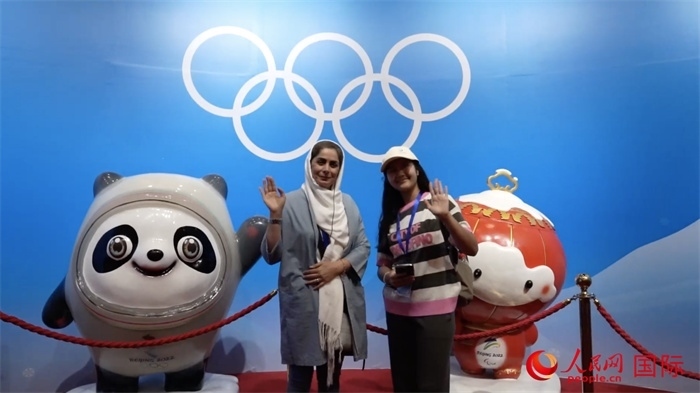 “上合小記者”與2022北京冬奧會(huì)吉祥物合影。實(shí)習(xí)生 方明軒攝