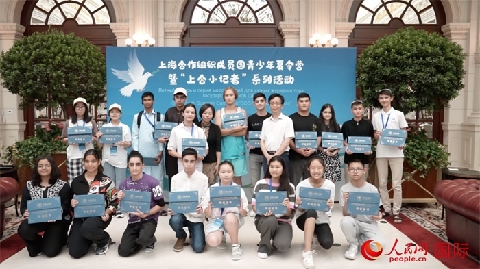 主辦單位為“上合小記者”頒發(fā)證書。實(shí)習(xí)生 方明軒攝