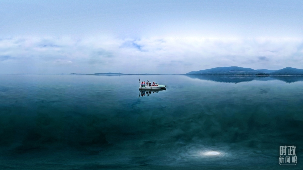 丹江口水庫，工作人員正在采集水樣。（總臺國廣記者李晉拍攝）