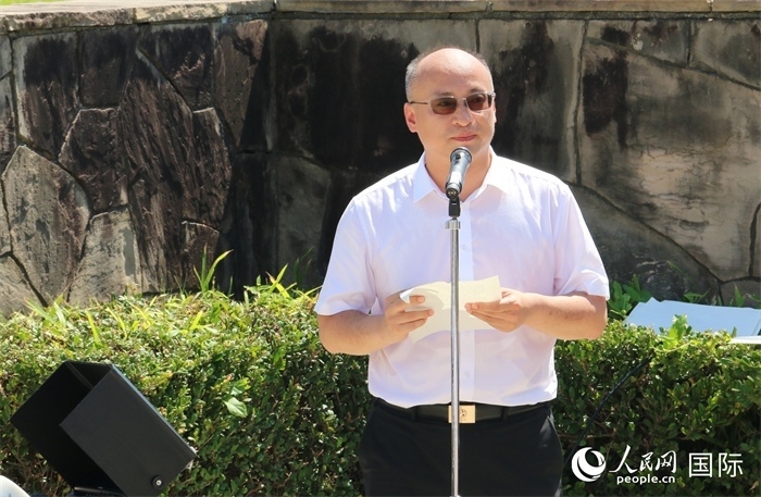 昆明市副市長安恩法在紀念儀式上致辭。人民網(wǎng) 許可攝