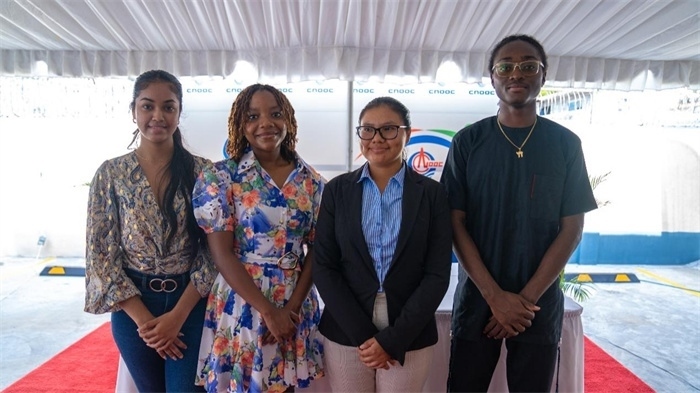 四名獲得中海油獎(jiǎng)學(xué)金的學(xué)生合影。中海油圭亞那有限公司供圖