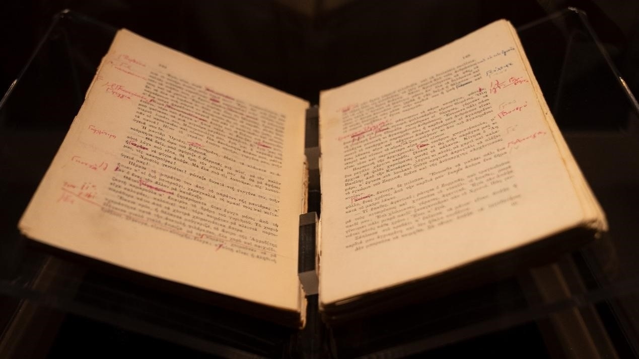 《希臘人左巴》初印后，卡贊扎基斯的修改批注。人民網(wǎng)記者 葛泰佚攝