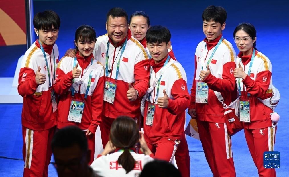 7月22日，中國(guó)代表團(tuán)部分成員在歡迎儀式后合影。新華社記者 王曦 攝