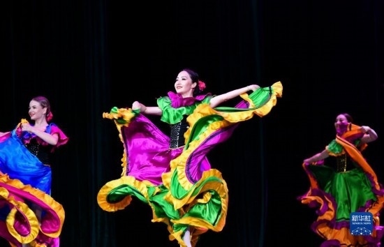 7月21日，哈薩克斯坦薩爾塔納國家舞蹈團的演員在演出。