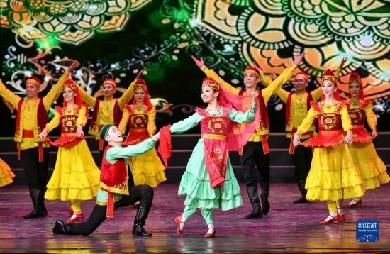 7月21日，哈薩克斯坦薩爾塔納國家舞蹈團的演員在演出。