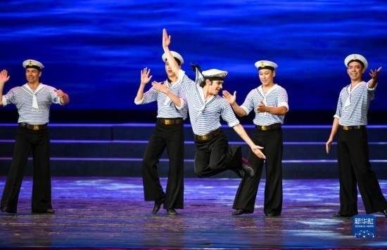 7月21日，哈薩克斯坦薩爾塔納國家舞蹈團的演員在演出。