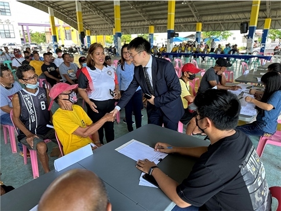 中方與菲方一道將中國(guó)援菲化肥分發(fā)至菲農(nóng)戶手中。中國(guó)駐菲律賓大使館供圖