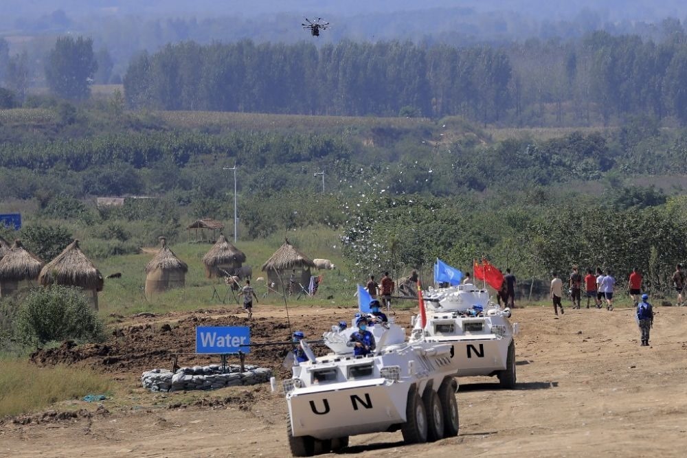 ↑2021年9月15日，在“共同命運-2021”國際維和實兵演習綜合演練中，維和分隊采用無人機拋撒傳單宣傳和平理念。新華社記者 劉芳 攝