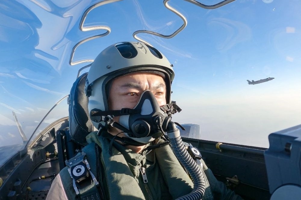 ↑全國人大代表、“強軍先鋒飛行大隊”大隊長高中強進行編隊飛行訓練（2023年2月9日攝）。新華社發(fā)（姜皓元 攝）