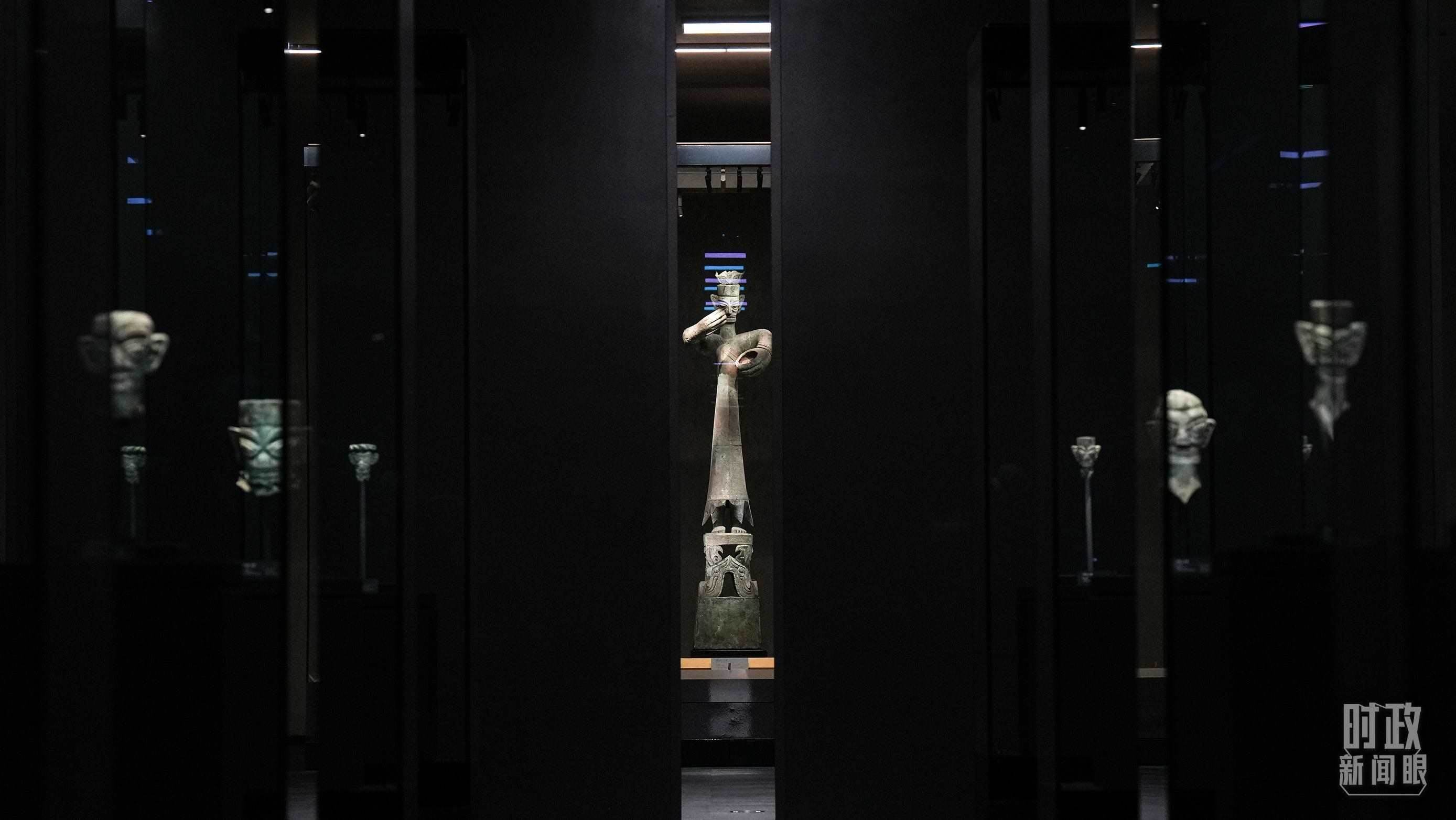 △三星堆出土的青銅大立人像。（總臺(tái)國(guó)廣記者李晉拍攝）