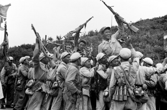  這是中國(guó)人民志愿軍和朝鮮人民軍一起歡慶戰(zhàn)斗勝利。新華社發(fā)（資料照片）